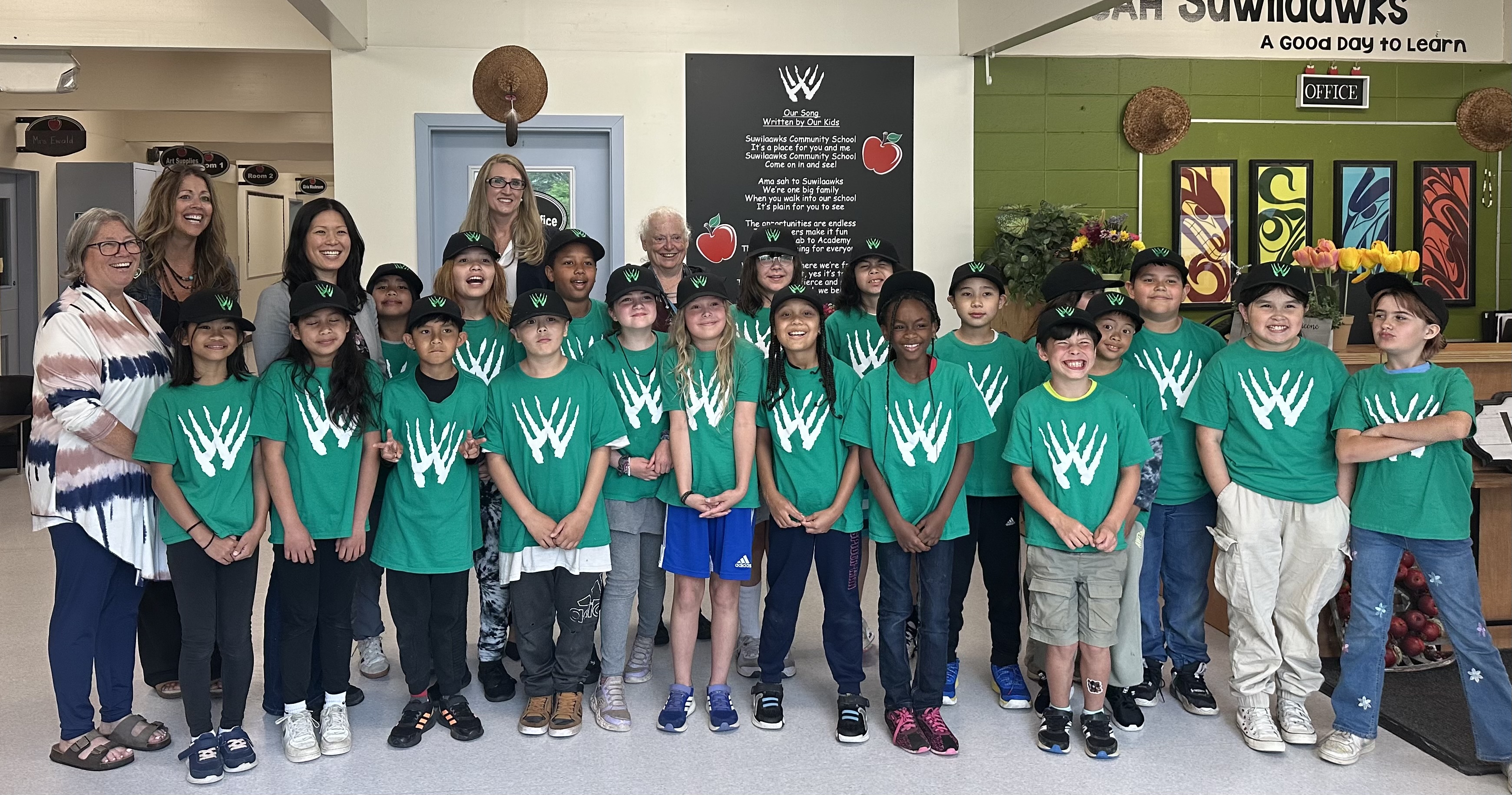 Students and staff of Suwilaawks Community School greeted Minister Ma during his visit on June 24.